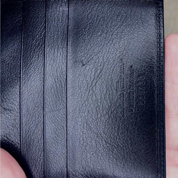 Salvador Ferragamo black bifold wallet. - Picture 5 of 9